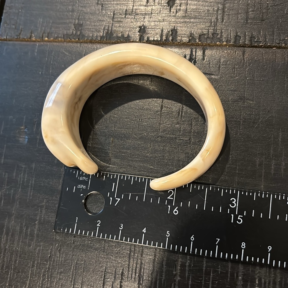 Freeform Art To Wear Cream and Tan Resin Bangle Cuff Swirl Bracelet - Picture 9 of 10